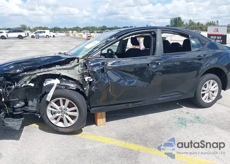 2025 Toyota Camry Le z USA, uszkodzony, nr VIN 4T1DAACK0SU526251